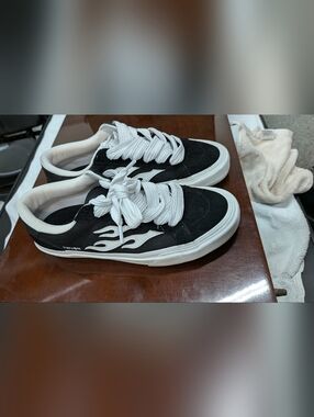 STRAYE LOGAN FLAME. HARD TIMES SKATE SHOP.  MENS SIZE 11. LIKE NEW.